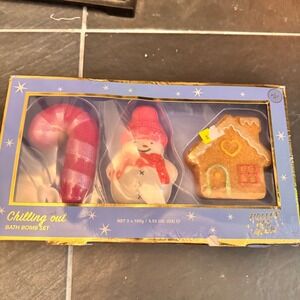 New Holler and Glow Chilling Out Festive Bath Bomb Set Candy Cane Snowman‎